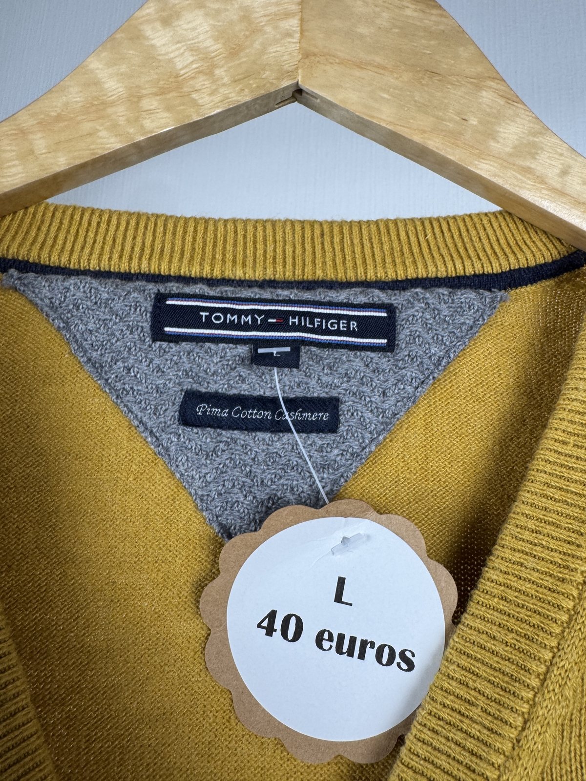 Pull col V Tommy Hilfiger moutarde