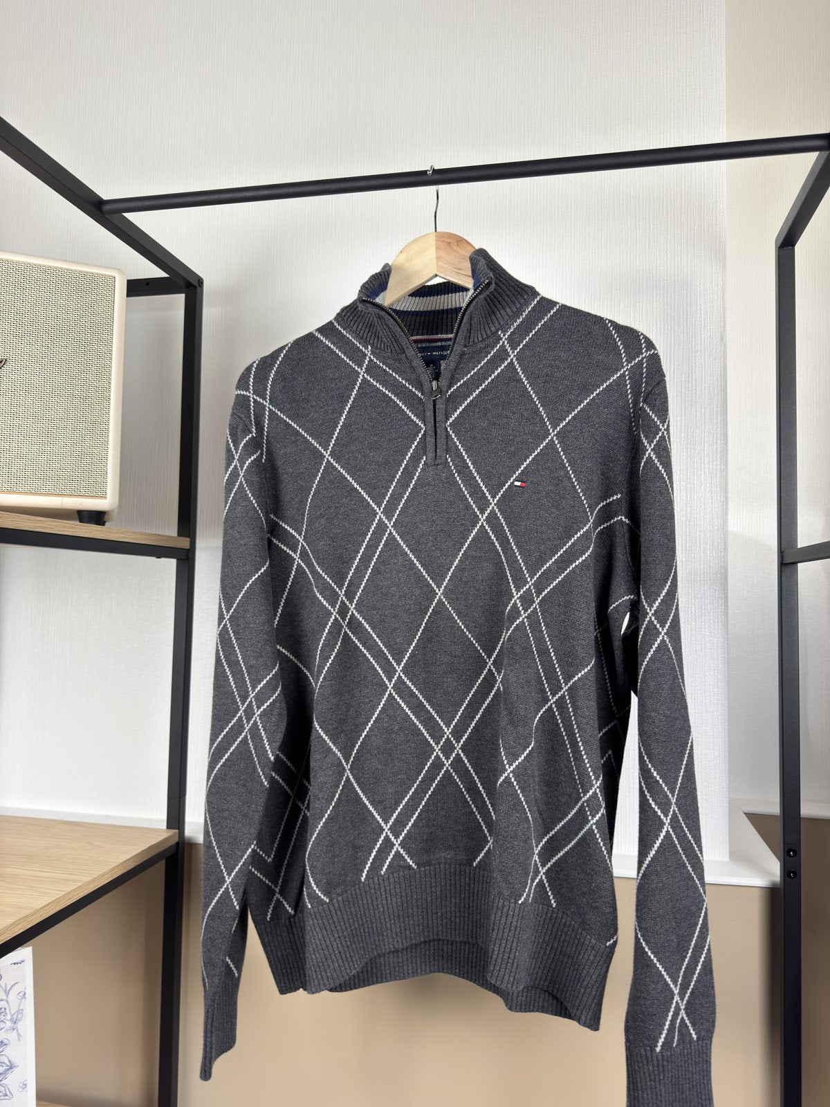 Pull camionneur Tommy Hilfiger gris à losanges