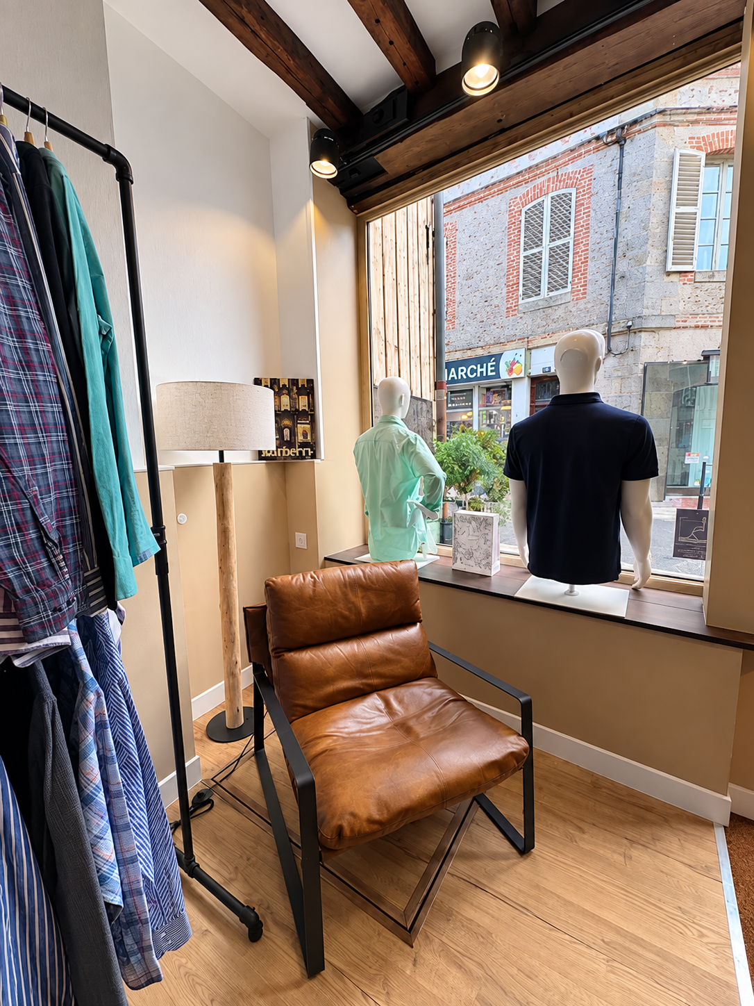 Intérieur de la boutique Atout Coeur près de la vitrine