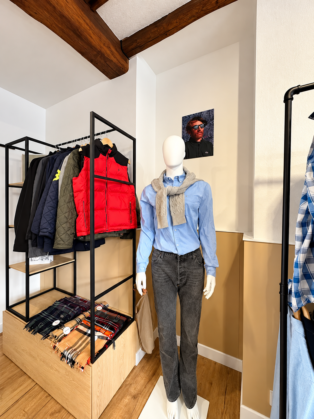 Présentation de vêtements dans la boutique Atout Coeur